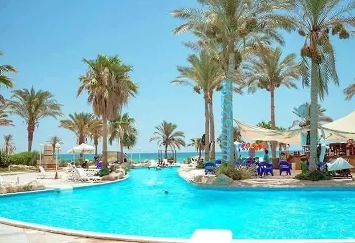Apartment للاستفسارات عبر الواتس بالصور, قرية لاسرينا ميني ايجبت بالعين السخنة, دور ارضي وسط بجاردن كبيرة على البول, غرفتين وصالة وحمامين, شاطئ رملي, محلات ومطاعم وكافيهات واحتفالات مسائية, اكوا بارك بمصاريف